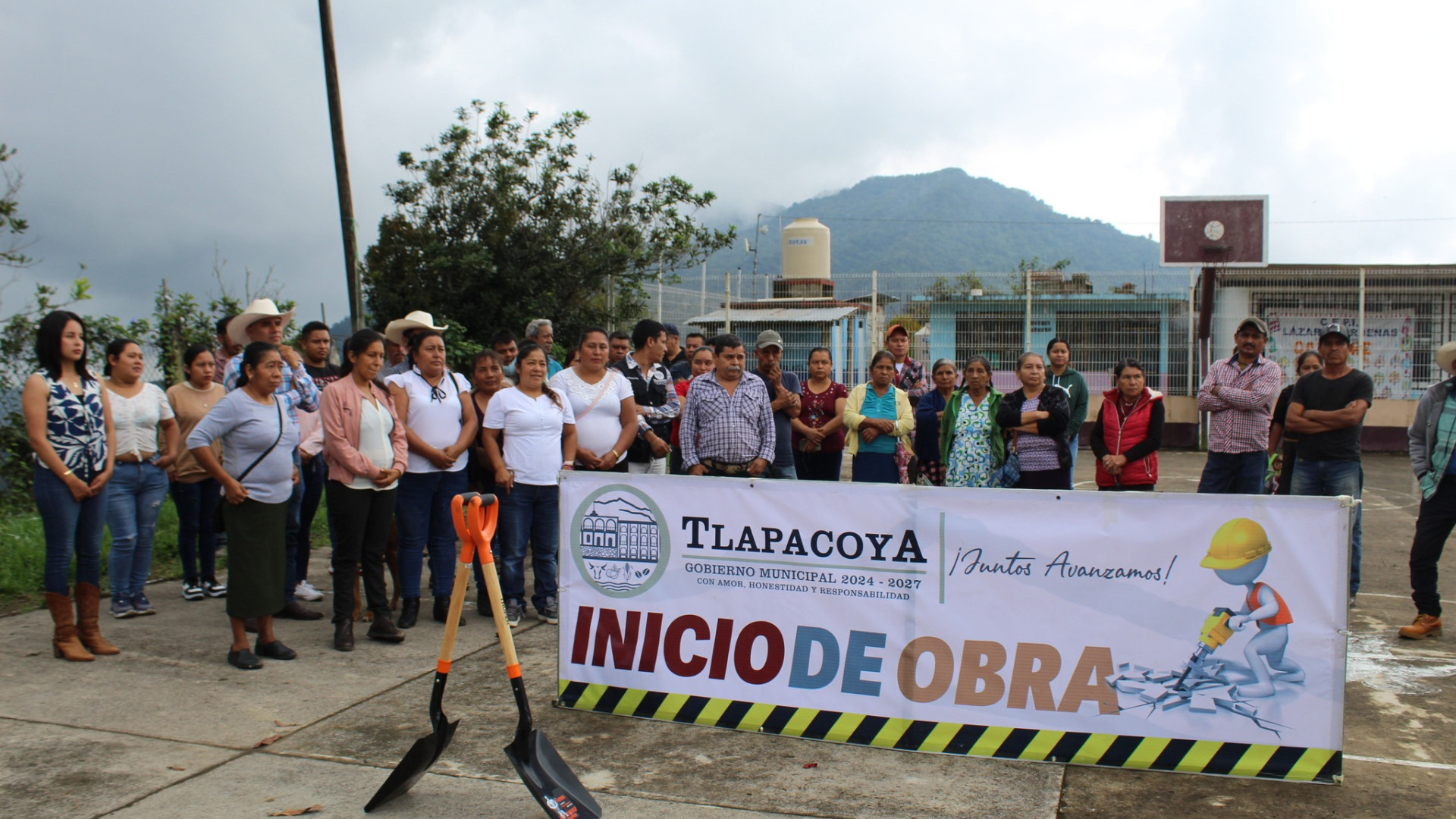 Arranque de obra estructural de la cancha de usos múltiples en la localidad de La Cumbre.