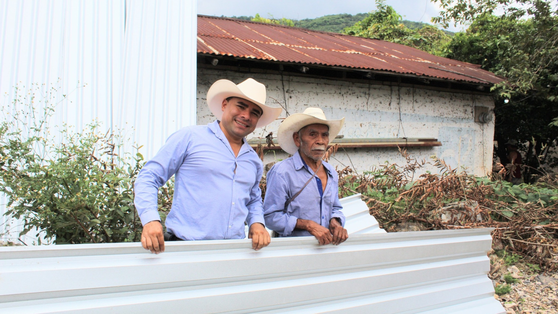 Inicio a la obra de Rehabilitación de Techos Firmes en Ahuacatlaya.