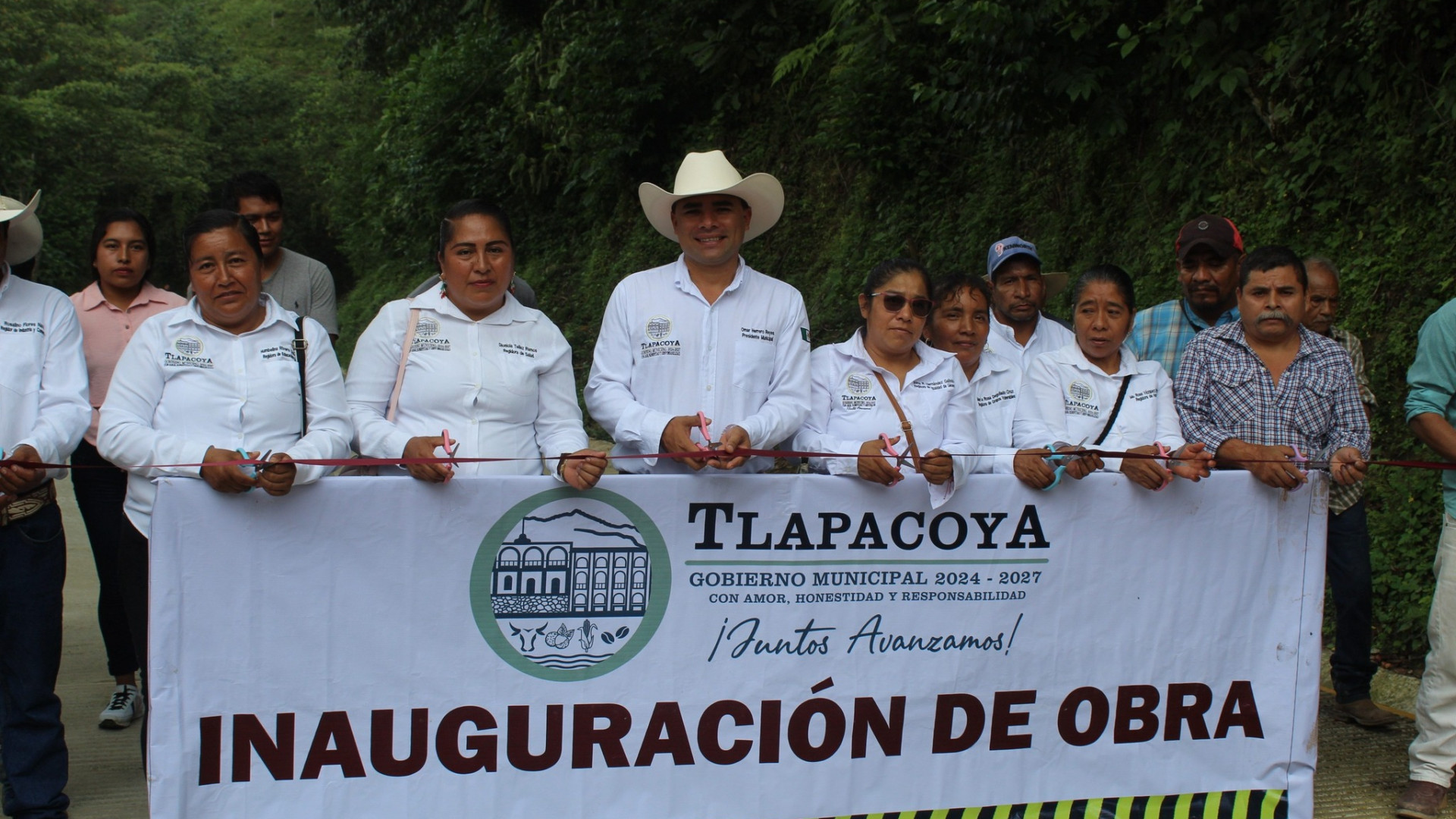 Inauguración de pavimentación en La Cruz